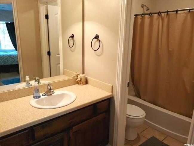 Building Photo - Beautiful 3 Bedroom Town Home PG!