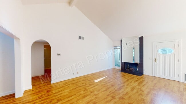 Building Photo - Beautiful 2 Bed/2 Bath Home in Irvine
