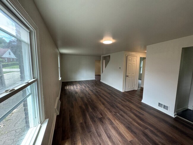 Building Photo - Available NOW! 4 Bed1Full Bath House