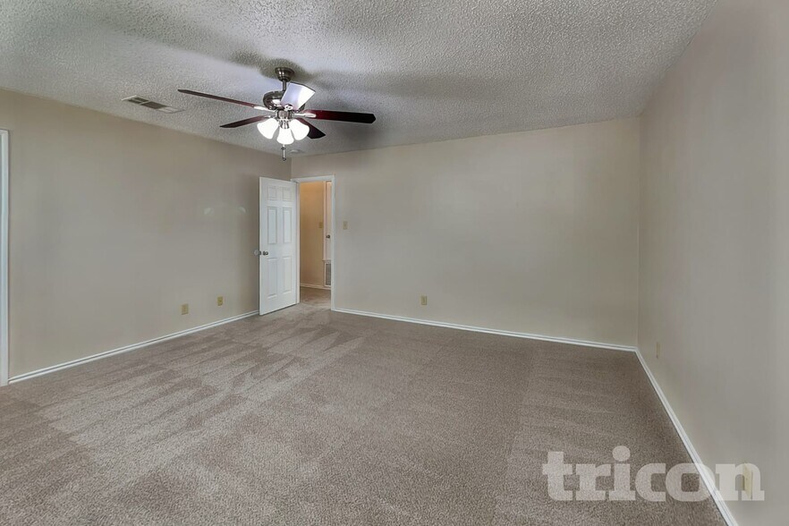 Building Photo - 8055 Chestnut Cedar Dr