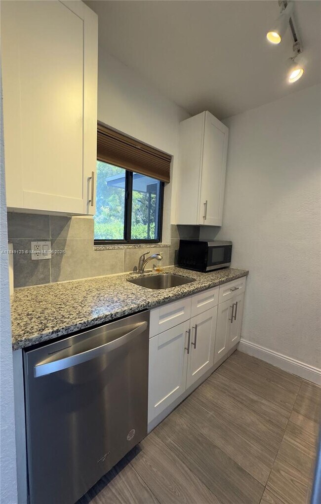 Building Photo - 560 NE 69th St