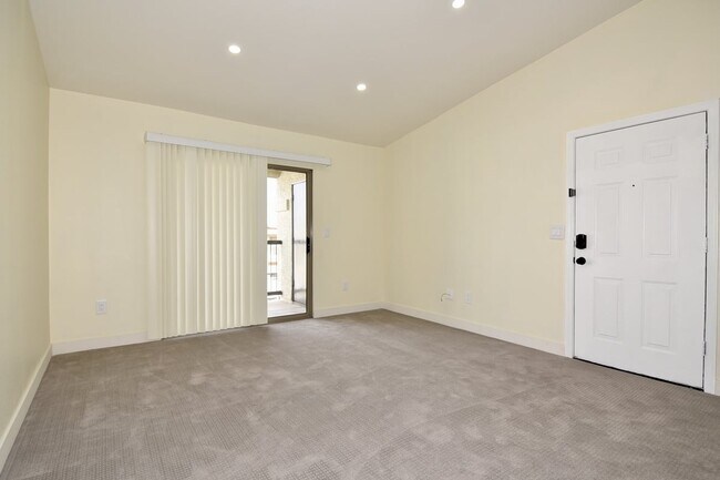 Building Photo - Charming 2nd Floor Unit In Gated Community!