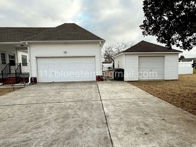 Building Photo - 112 Bluestem Dr