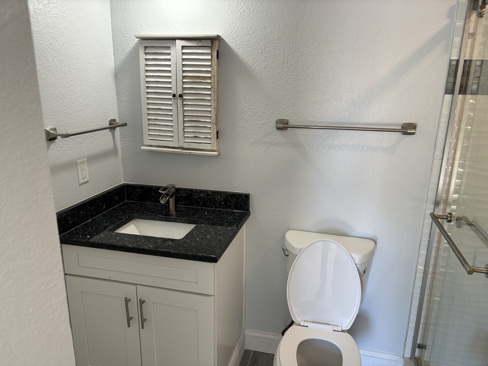 unit 1 bathroom - 512 129th Ave E