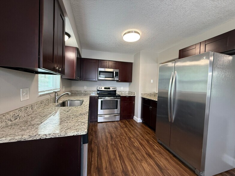 Building Photo - 2 Bed/1 Bath - Unit 8