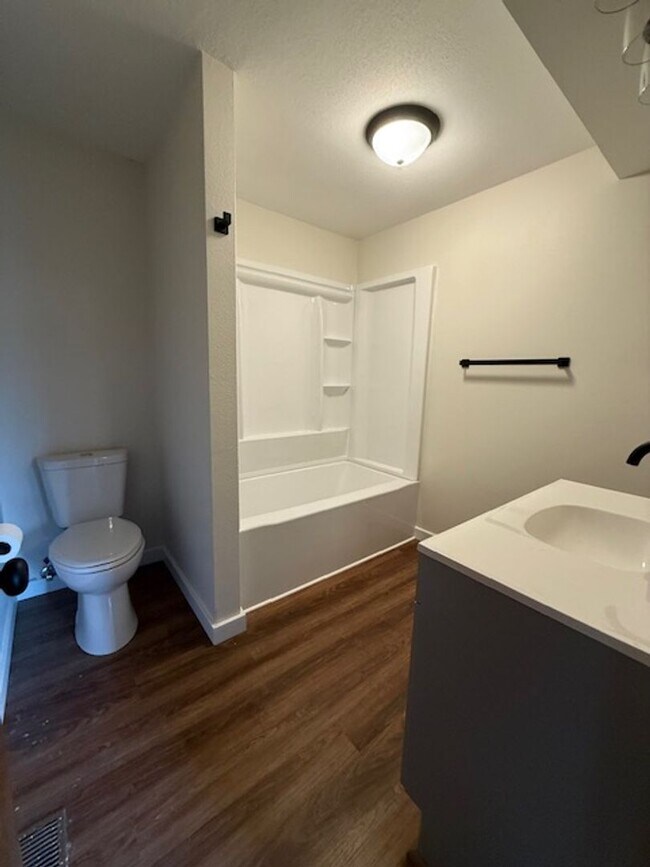 Building Photo - MIN912