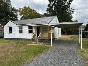 Building Photo - For Rent: Newly Remodeled 3 Bedroom / 1 Ba...