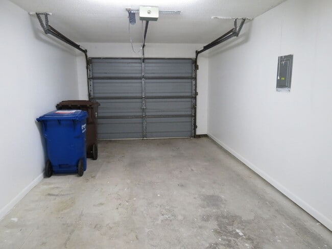 Building Photo - 2 Bedroom Condo With Garage and Lake Views