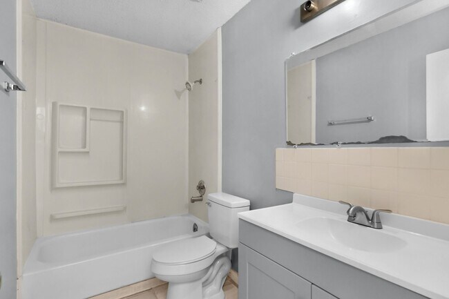 Building Photo - 3353 Greenbriar Circle, Unit B