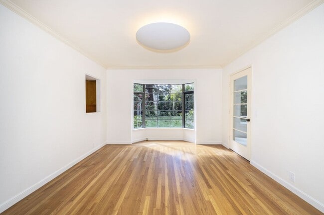 Building Photo - Stately Two Story Home w/ Serene Backyard in Crescent Park