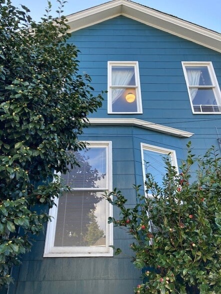 Building Photo - 702 6th Ave