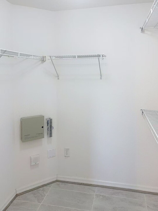 Building Photo - 12509 Lake Vista Dr