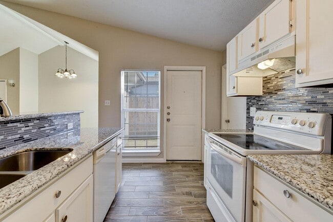 Building Photo - Spacious Home in Hockley – Move-In Ready!