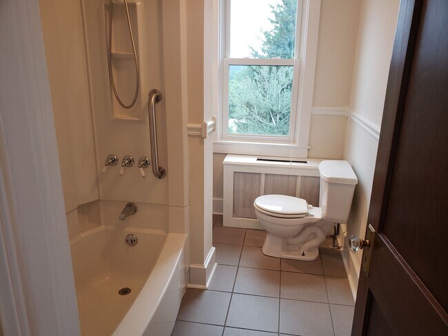 Building Photo - 2120 Mahantongo St