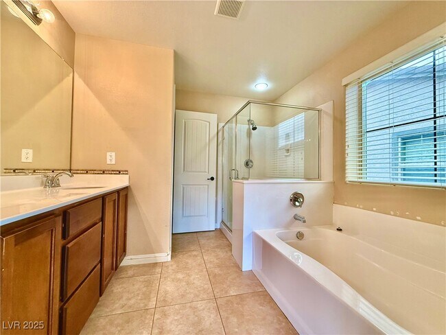 Building Photo - 5580 Spiceberry Dr