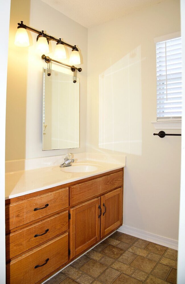 Building Photo - 3 Bedroom in Bluewater Bay!