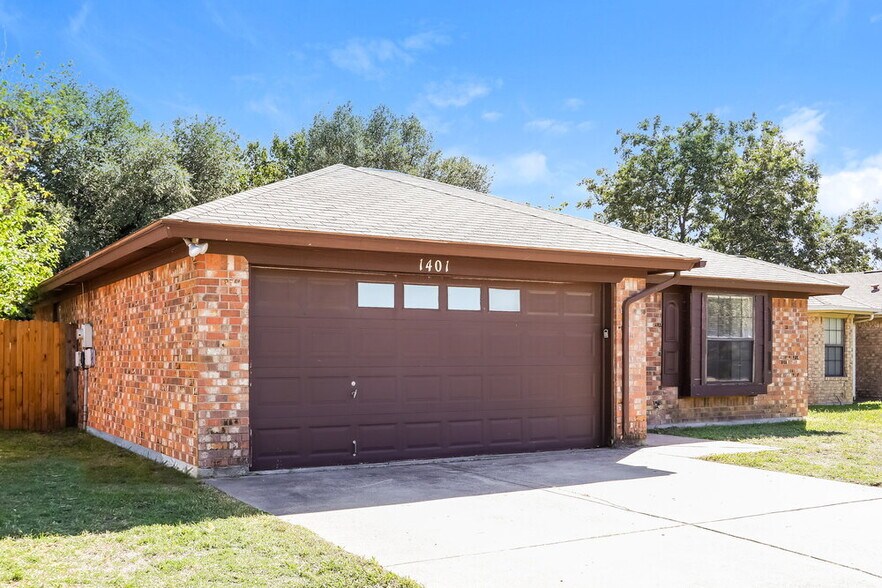 Building Photo - 1401 Lincolnshire Way