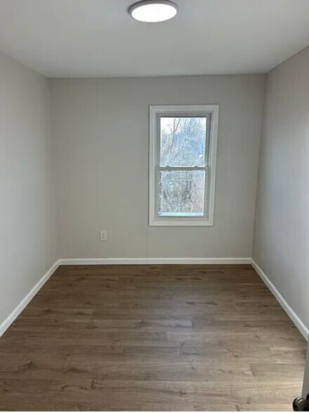 Building Photo - 982 S Schodack Rd