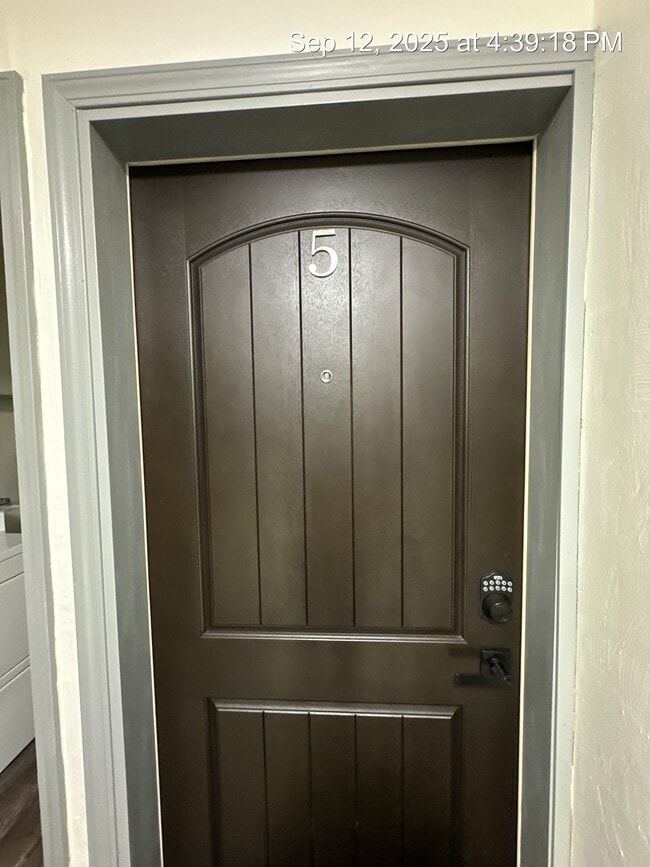 Building Photo - 865 Cook Ave