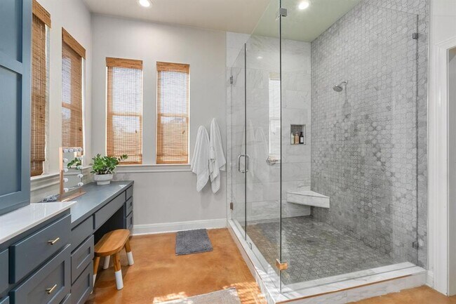 Building Photo - 2300 W Fitzhugh Rd