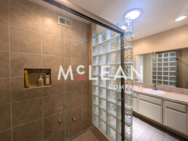 Building Photo - 2 Bedroom 2 Bathroom in South Palm Desert ...