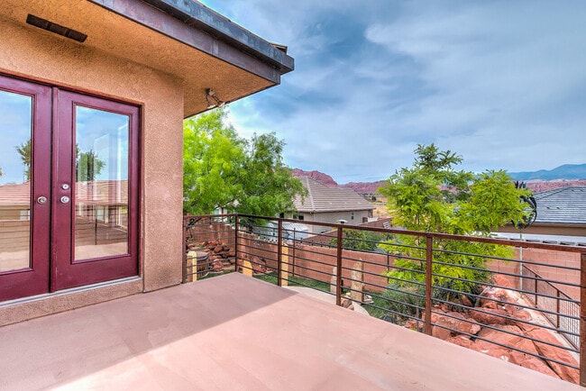 Building Photo - Gorgeous, Custom 4 bed, 3 bath Pet-Friendl...