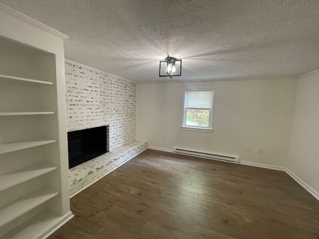 Building Photo - Newly Renovated Split Level Home