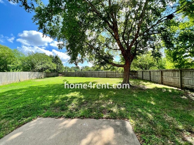 Building Photo - Cozy Duplex w/ Plenty of Space, LVP Flooring and a Fenced Yard!