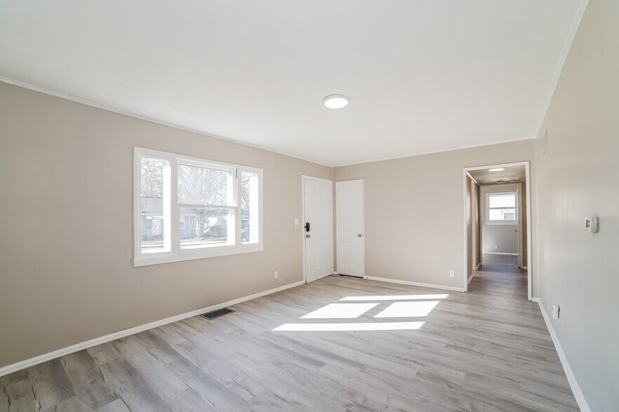 Building Photo - 823 W Bartlett Ct