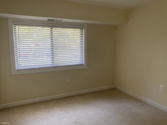 Building Photo - 3 br, 1.5 bath Condo - 6301 Hil Mar Dr Unit 1