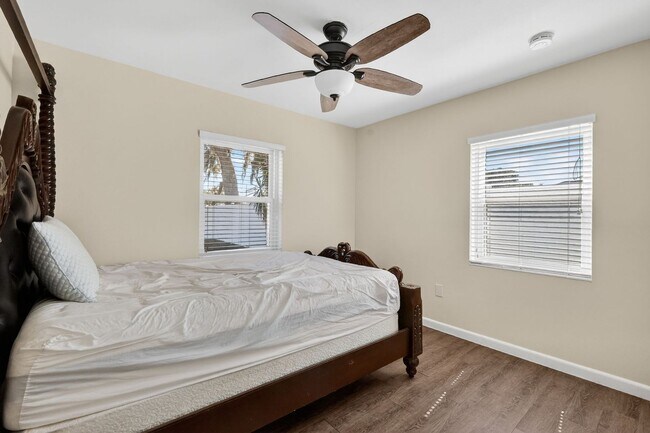 Building Photo - 3 Bedroom Home in Tavares with Large Fenced Backyard