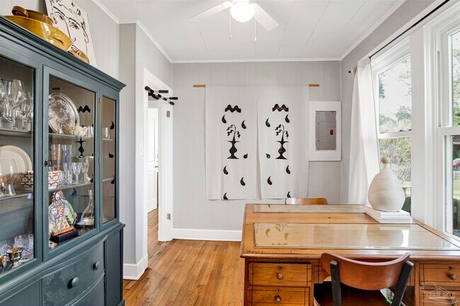 Building Photo - 1306 E Hernandez St