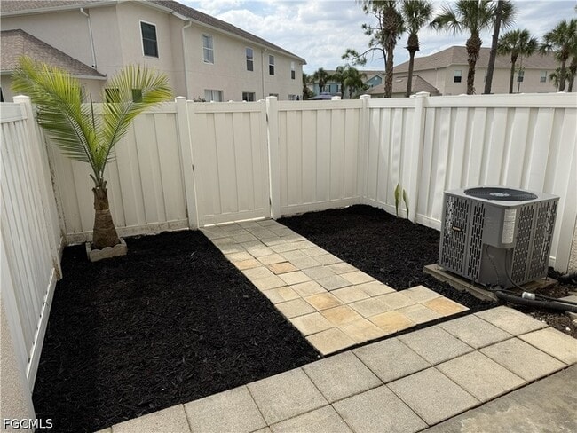 Building Photo - 3627 Pine Oak Cir