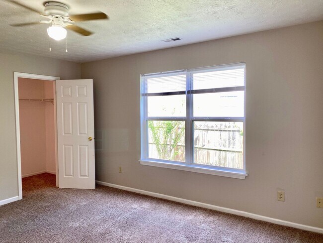 Building Photo - COMING SOON!! Great 3 Bedroom 2 Bathroom R...