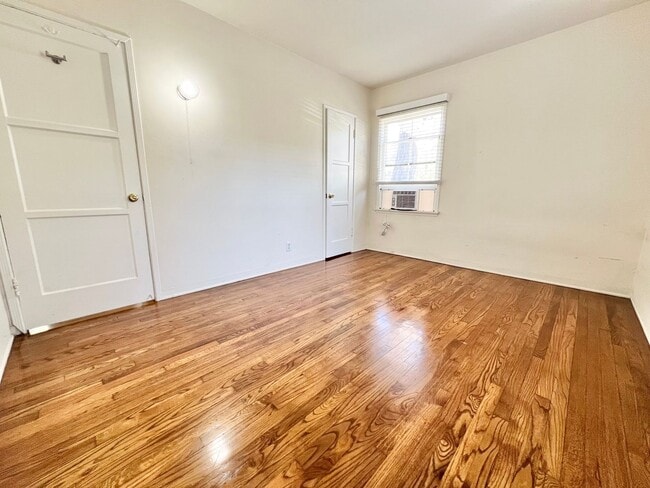 Building Photo - Charming 2-Bedroom Home with Hardwood Floors & Fireplace Near the Traffic Circle