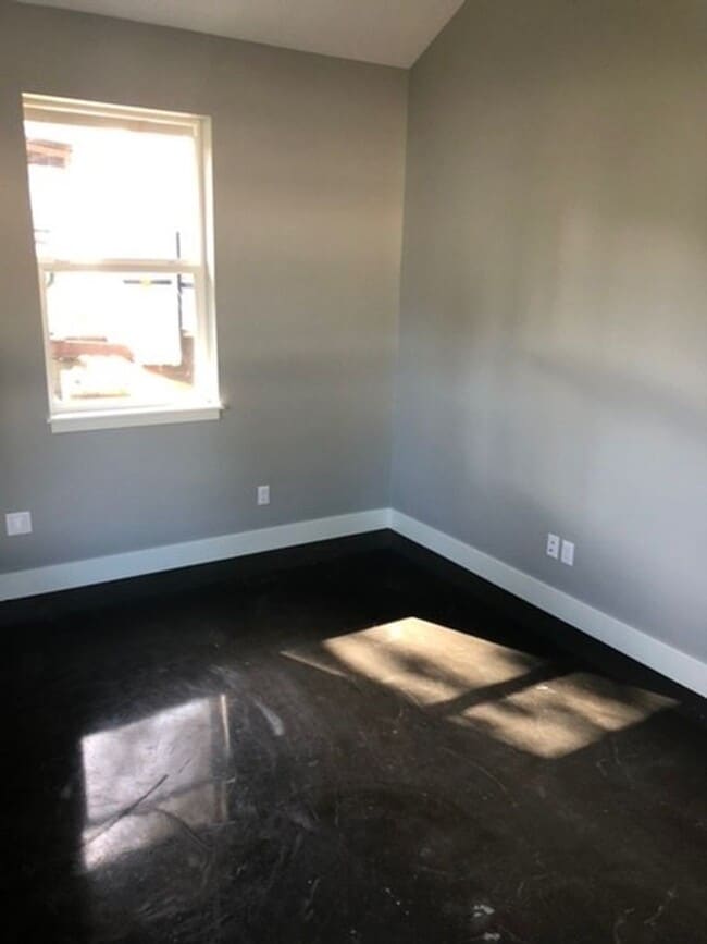 Building Photo - Pet Friendly Single Family Cottage