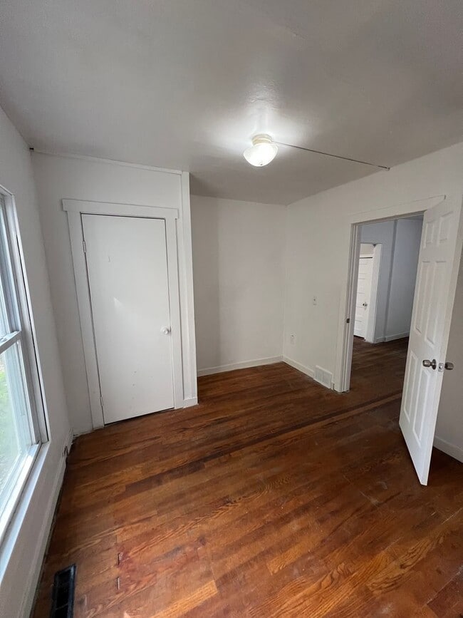 Building Photo - 3 Bedroom 1 Bathroom House (move in ready)