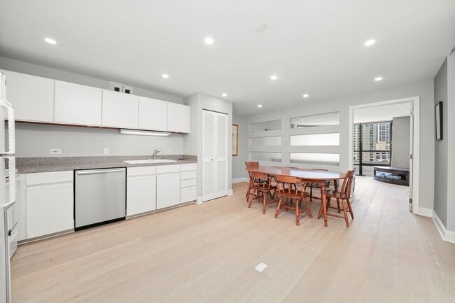 Building Photo - 405 N Wabash Ave