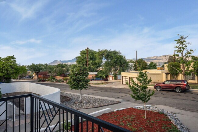 Building Photo - 219 Solano Dr SE