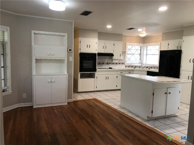 Building Photo - 1175 Canyon Dr