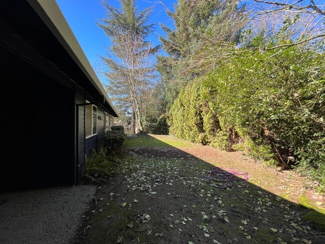 Building Photo - Beautiful 2 Bed, 1 Bath Duplex in SW Portland! Enjoy Private Yard, Spacious Floorplan in a Great ...