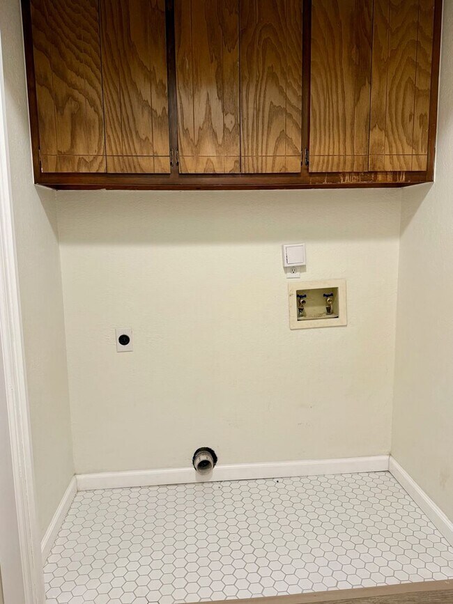 Building Photo - Updated 2 bed, 2 bath, 2 car