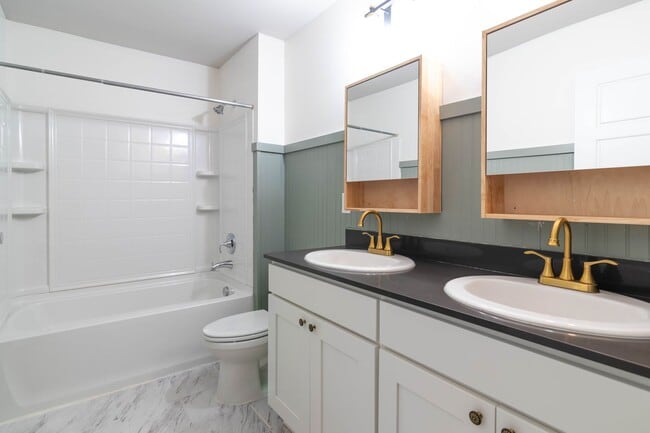 Building Photo - ***Coming Soon June 1st, 2026***Modern 4 bed 2.5 bath near the Fairways Golf Course, Amazon and F...