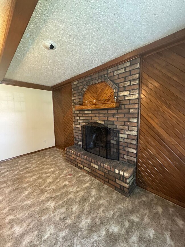 Building Photo - Large 3bedroom 2bedrooms 2 car garage