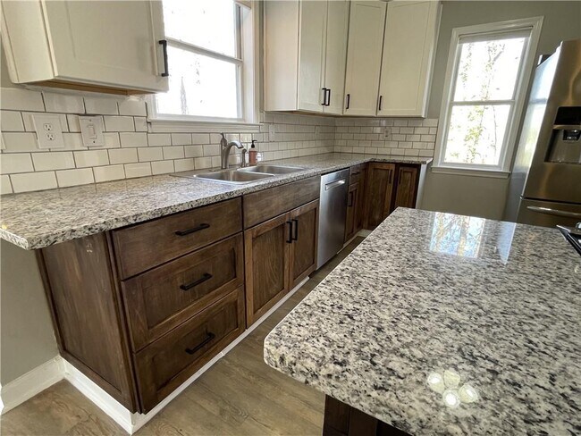 Building Photo - 3492 Point View Cir