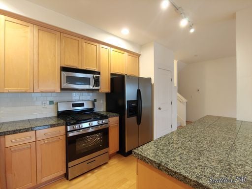 Building Photo - Beautiful 2 Bedroom Townhome in Issaquah- ...