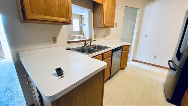 Building Photo - Spacious 2-Bedroom, 2.5 Bathroom, Tri-Leve...