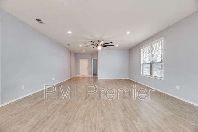 Building Photo - 9004 Blackstone Dr