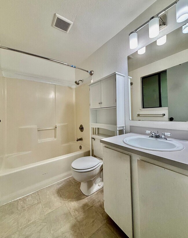 Building Photo - 3 Bed / 2 Bath Kirkland-Finn Hill rambler $3,395/month