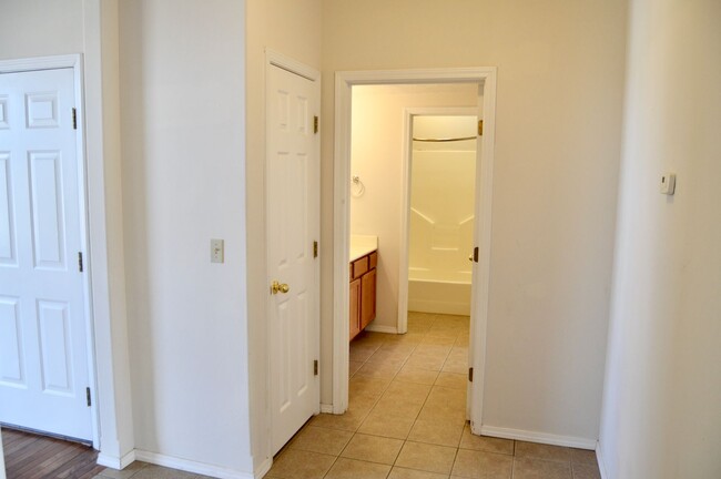 Building Photo - Spacious 3 Bedroom Condo!